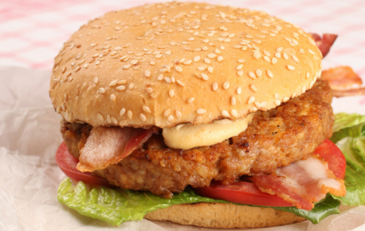 Бургер з куркою і беконом