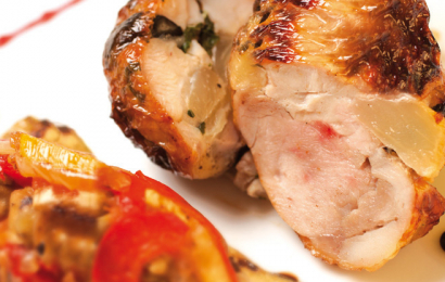 Фарширована гомілка з салатом із печених овочів