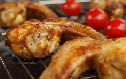 Хрусткі курячі крильця на грилі