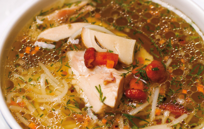 Курячий суп із грибами та локшиною