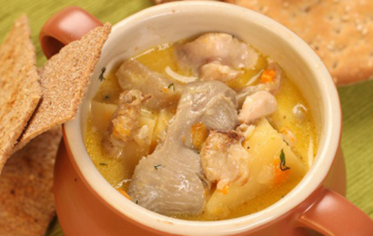 Курка, тушкована з картоплею в горщику