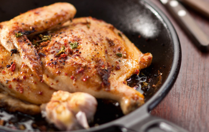 Курка, смажена з травами