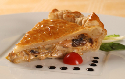 Пиріг з куркою і цибулею пореєм у вершковому соусі