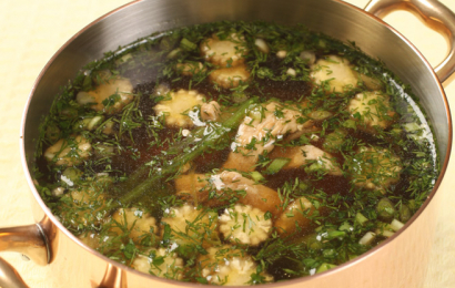 Поживний курячий бульйон