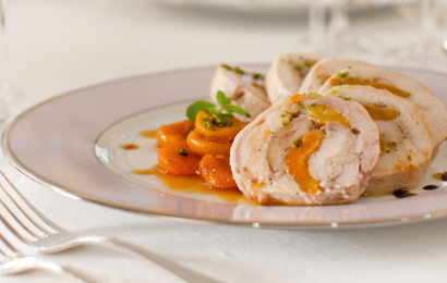 Рулет із цілої курки з курагою