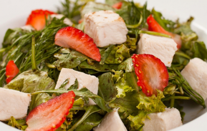 Салат з курячим філе і руколою