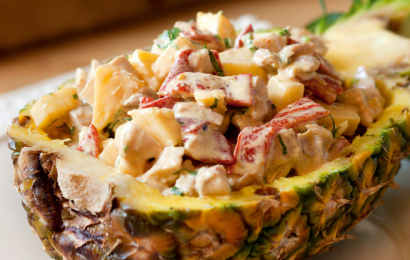 Салат з м’якоттю курячого стегна та ананасом