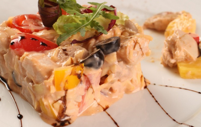 Салат зі стегон з ананасом