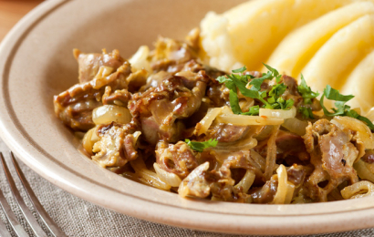 Шлуночки курячі, тушковані з цибулею