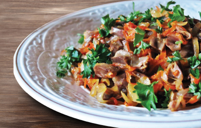 Теплий салат з курячими шлуночками