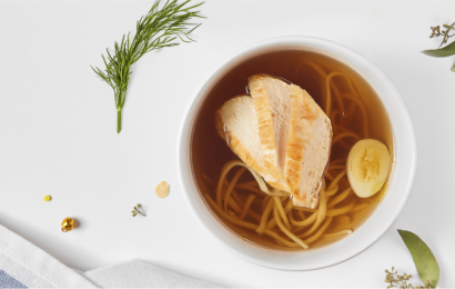 Золотий консоме з курячих крил