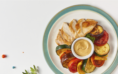 Теплий салат з куркою та овочами гриль