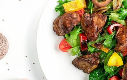 Теплий салат з печінкою і печеними овочами