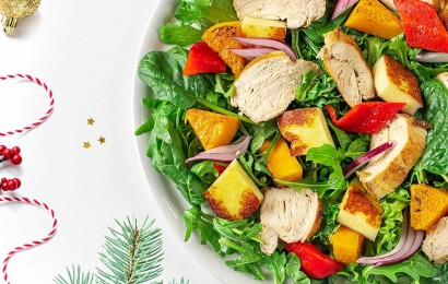 Теплий салат з куркою-гриль і халумі