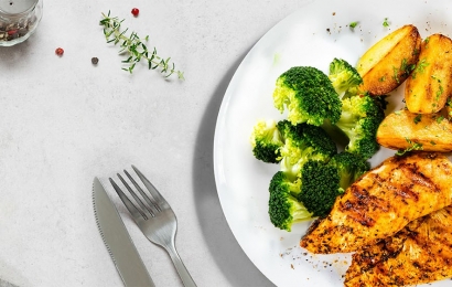 Запечена курочка сувід з картоплею та цибулею