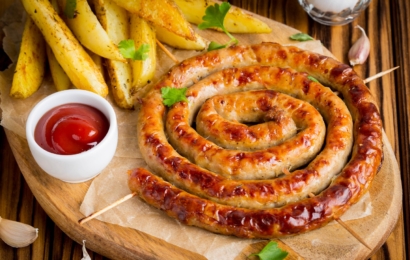 Смакота до свята: курячі ковбаски з картоплею та домашнім соусом