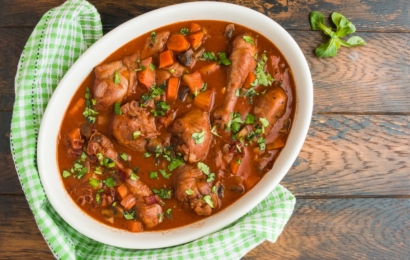 Печеня з курячими гомілками та овочами – те, що треба для теплої родинної вечері