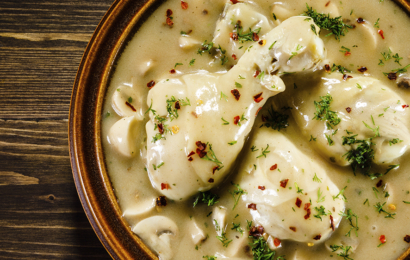 Смак Різдва: курячі гомілки у вершковому соусі з грибами