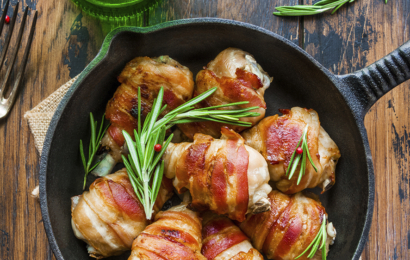 Святкові курячі гомілки у беконі