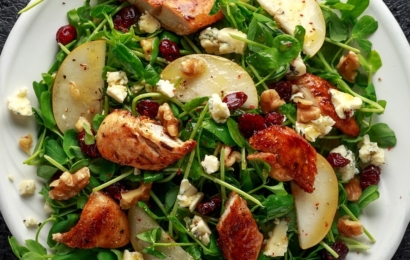 Салат з курочкою су-від, грушею та горгонзолою