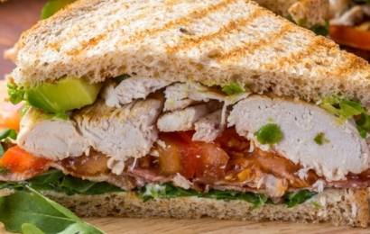 Тост з куркою су-від та авокадо